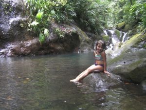 Fyona aux bassins bleus. Pour les guadeloupéens, l'eau est gelée, pour le québécois, c'est équivalent à un lac normal, mais potentiellement plus chaud.